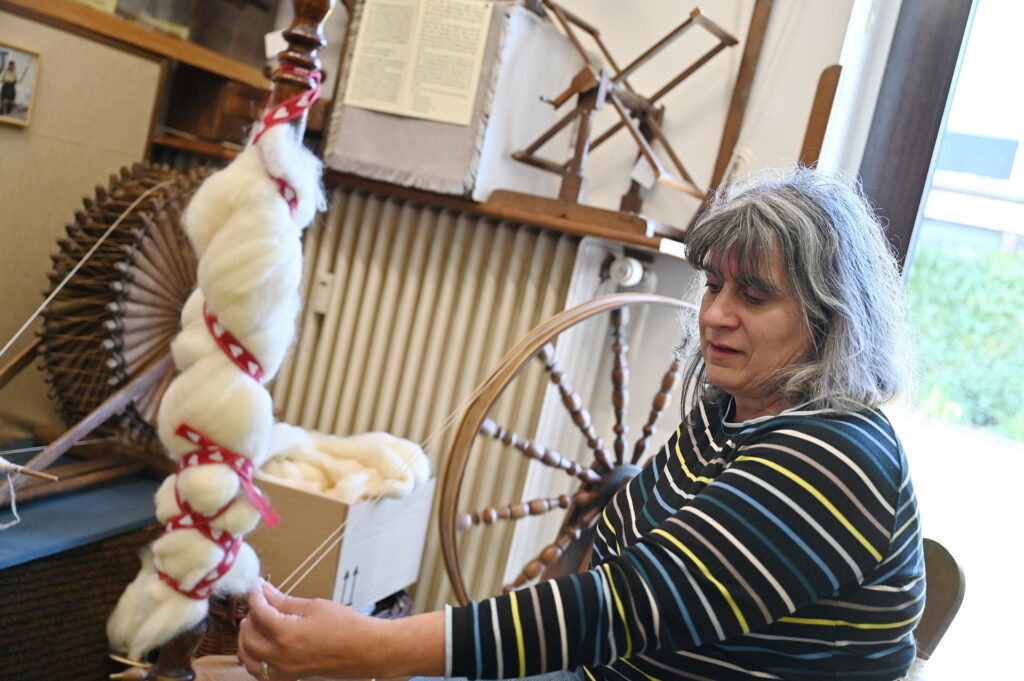 Teresa Fuinhas demonstriert die Arbeit am neuzeitlichen Spinnrad.