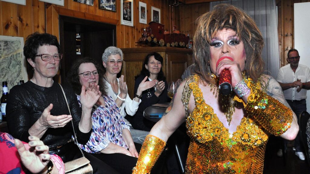 Regina Red, alias René Berlin, präsentierte sich im Saal Gier stilecht als Rock-Röhre Tina Turner. Foto: Reiner Züll/pp/Agentur ProfiPress