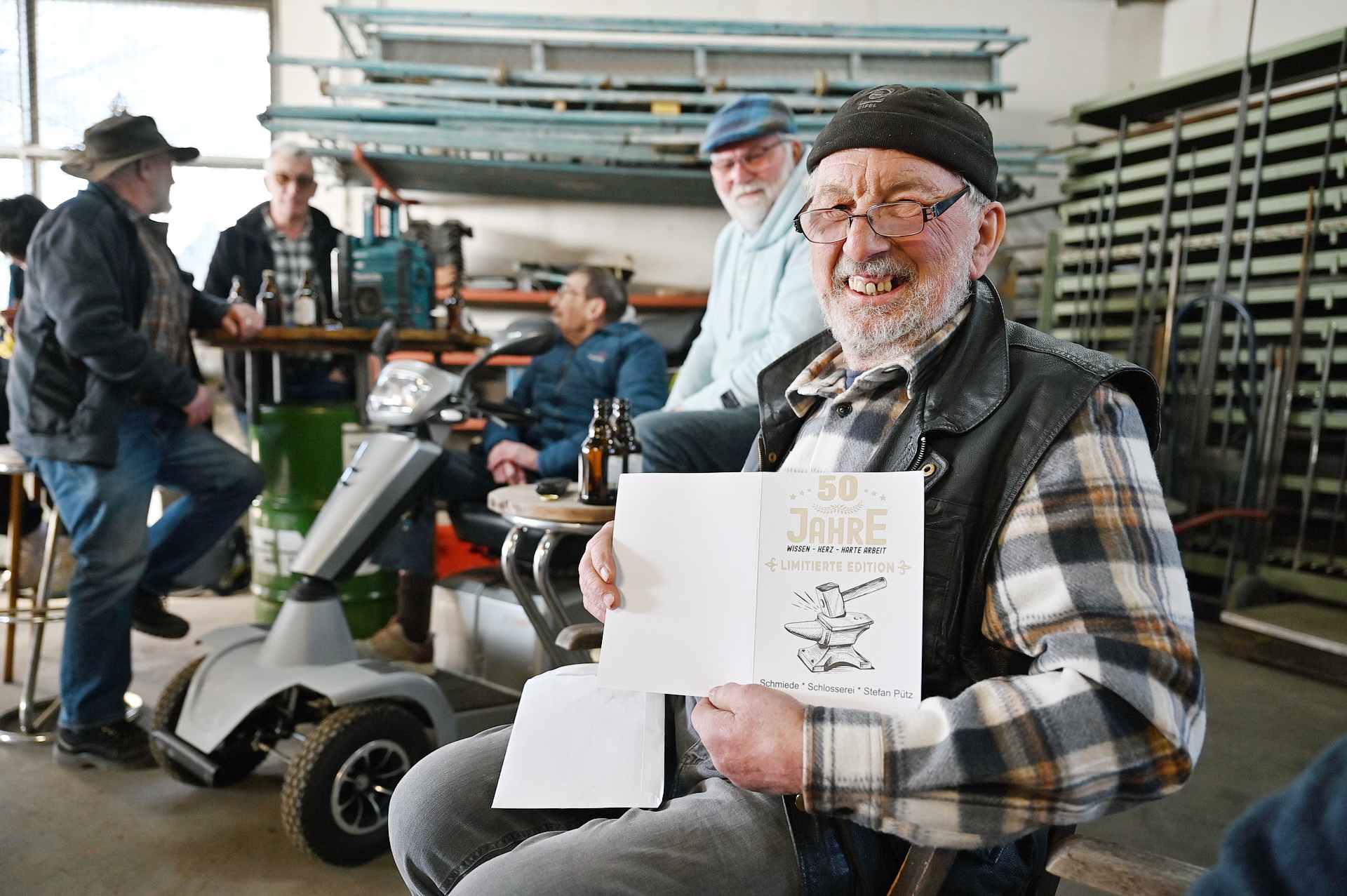 Von Bruder Bernds Tochter Verena erhielt der Jubilar Stefan Pütz diese Urkunde für „50 Jahre Wissen, Herz und harte Arbeit“. Foto: Manfred Lang /pp/Agentur ProfiPress