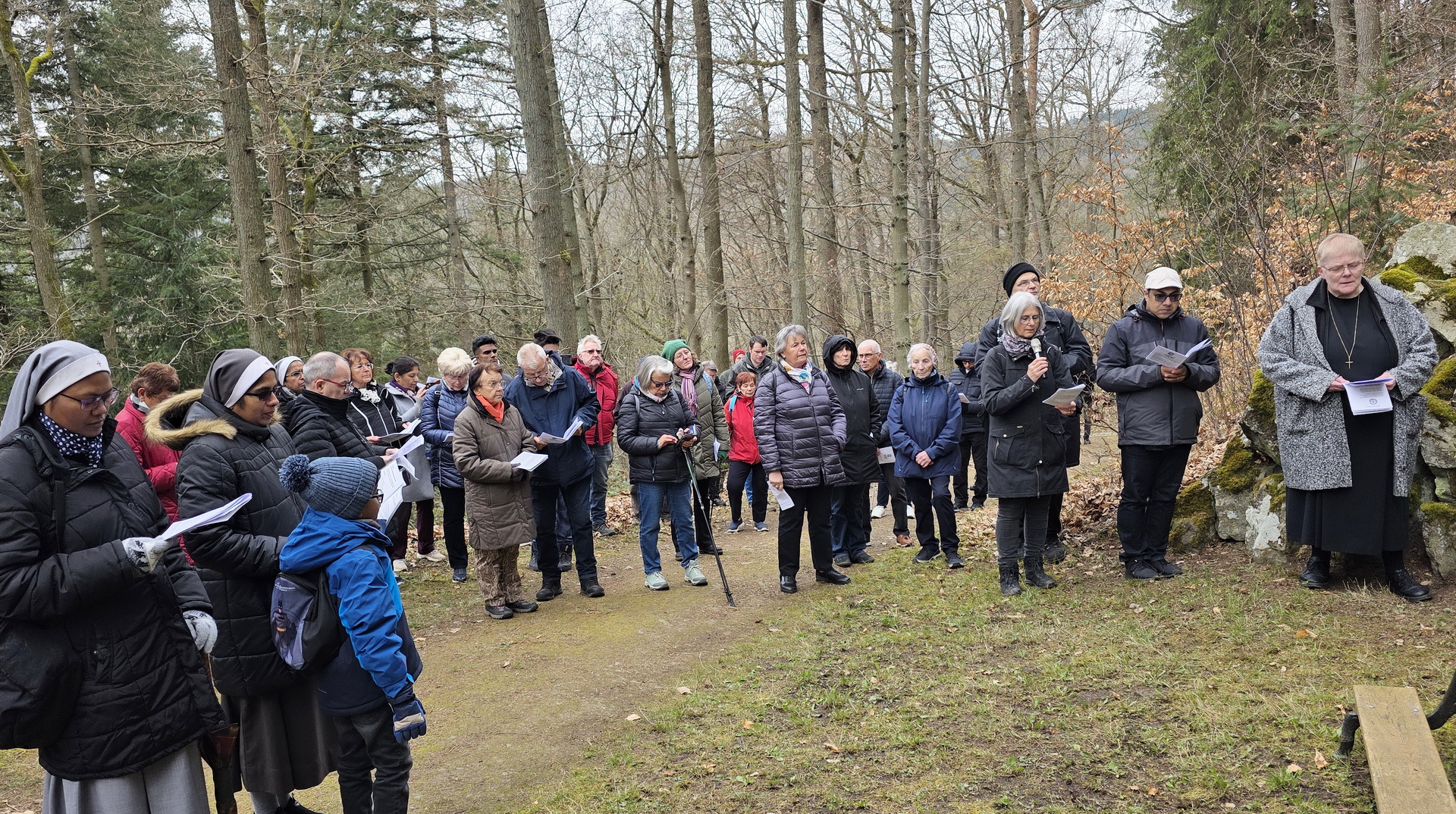 Rund 70 Gläubige nahmen am Karfreitag am Kreuzweg der Communio in Christo in Adenau teil – parallel wurde auch in der Mechernicher Hauskapelle gebetet. Von rechts Schwester Lidwina, Diakonand Tilj Puthenveettil, Georg Schürmann und Hilde Bouschery. Foto: Manfred Lang/pp/Agentur ProfiPress