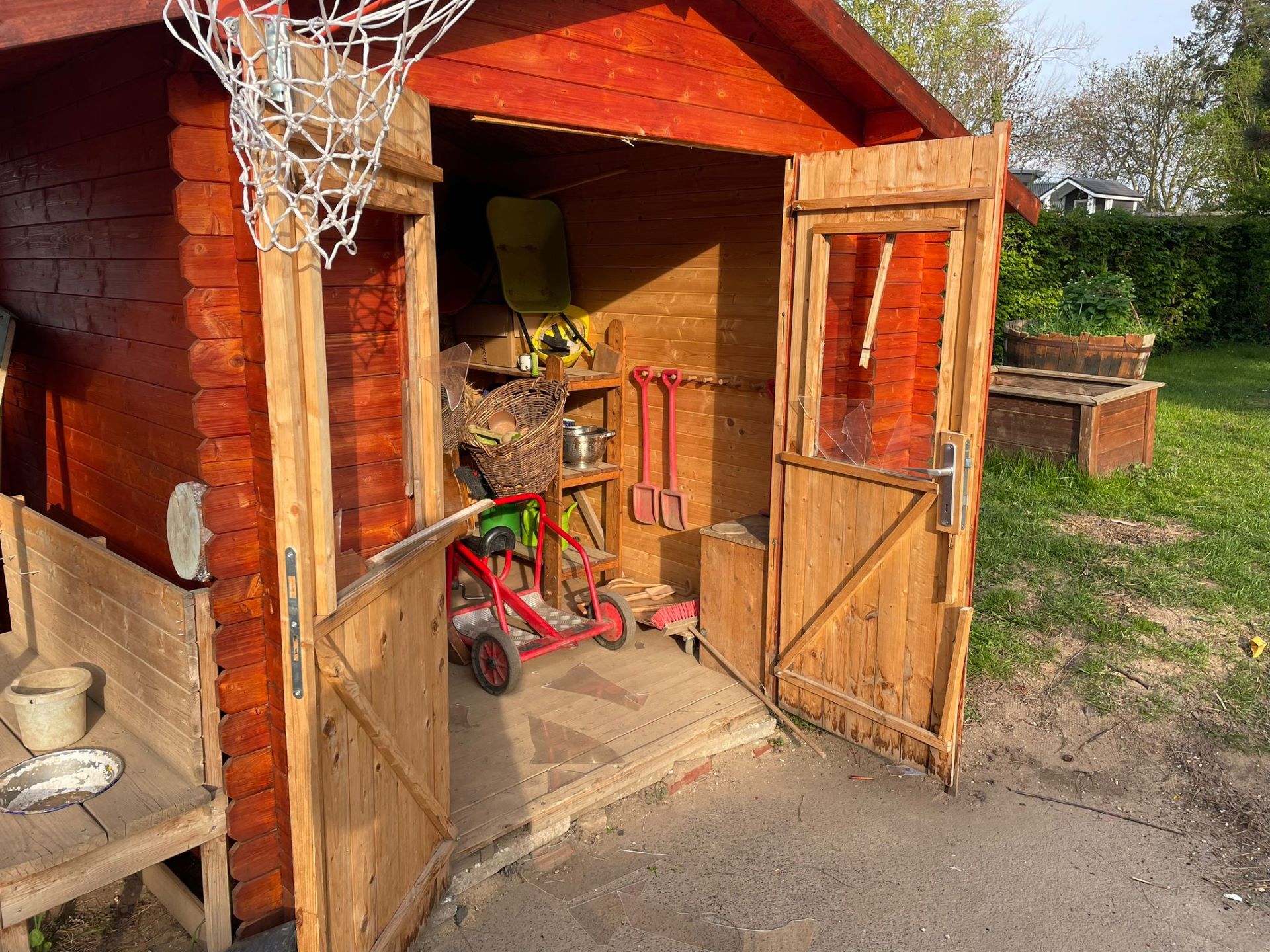 Scheibe eingeschlagen: An diesem Spielhaus wurde das Fenster zerstört. Vermutlich, um anschließend die Tür von Innen zu öffnen. Foto: Stadt Mechernich/pp/Agentur ProfiPress