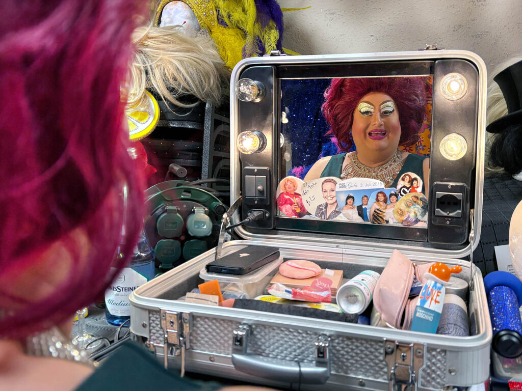 Der Spiegel im Schminkkoffer ist für Adelheid von Seidennaht ein wichtiges Utensil in der Garderobe. Foto: Reiner Züll/pp/Agentur ProfiPress