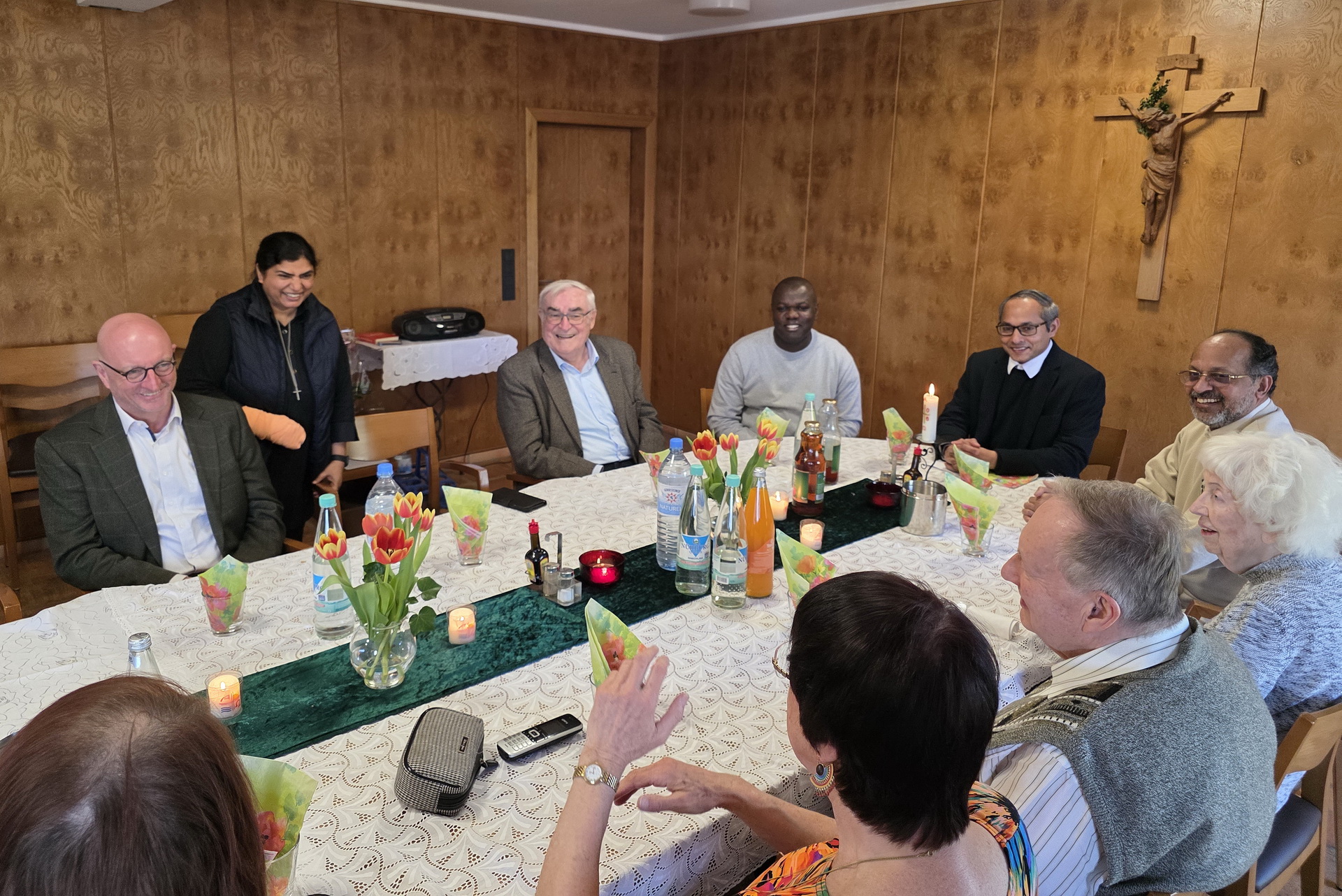 In gelöster Atmosphäre beim Mittagessen im Refektorium begrüßten Generalsuperior Jaison Thazhathil (vor Kopf) und die Kommunität des Ordo Communionis in Christo die neue Schwester Shelly Ruth (2.v.l). Foto: Manfred Lang/pp/Agentur ProfiPress