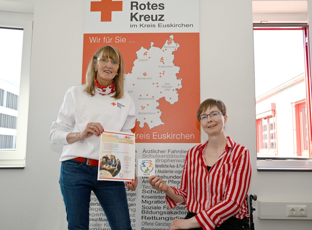 Freuen sich auf viele Anmeldungen zum barrierefreien, offenen Rollstuhl-Treff „Gemeinsam Rollen Euskirchen“ im Rotkreuz-Zentrum Euskirchen: Christine Rohrberg (r.) und Heike Iven (DRK-Familienbildung). Foto: Henri Grüger/pp/Agentur ProfiPress