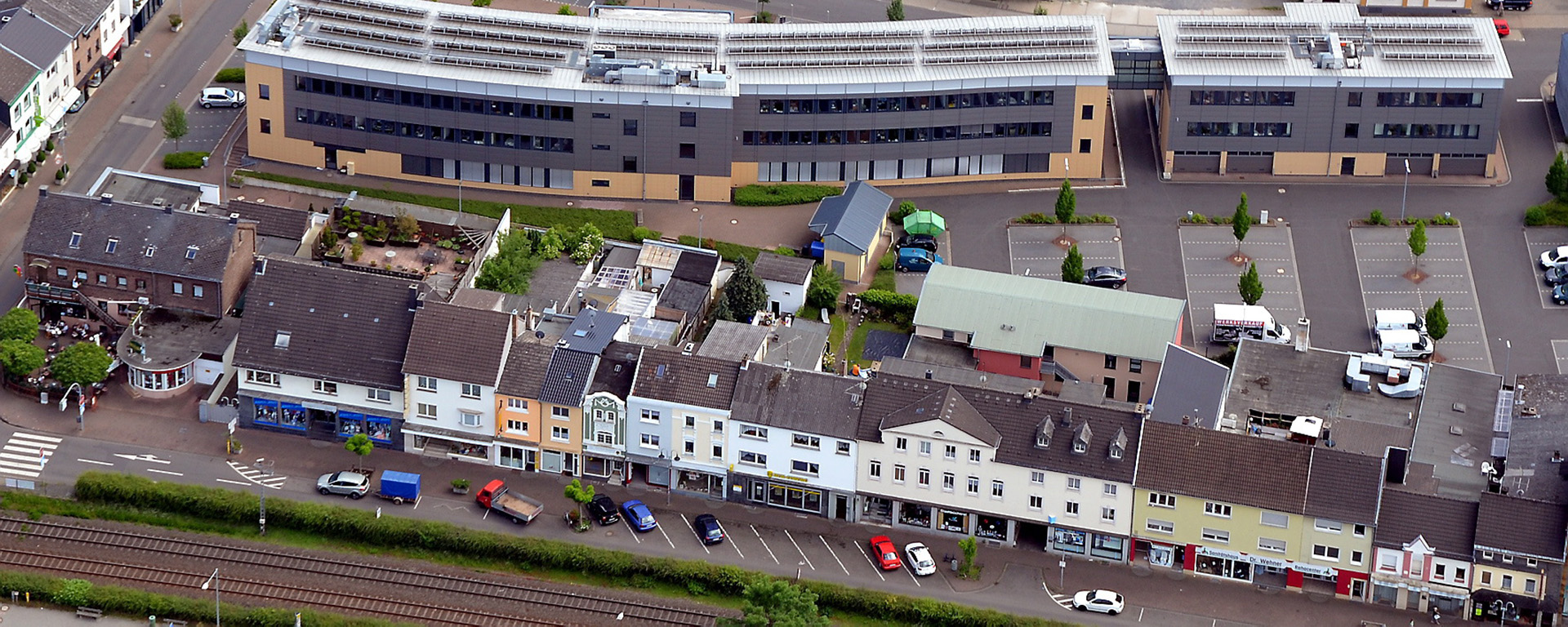 Die Mechernicher Bahnstraße (unten) wird für rund ein Jahr teilweise „umgedreht“. Dafür muss sie am 7. April zwischen den Einmündungen Blankenheimstraße und Weierstraße voll gesperrt werden. Luftbild: Archiv/pp/Agentur ProfiPress