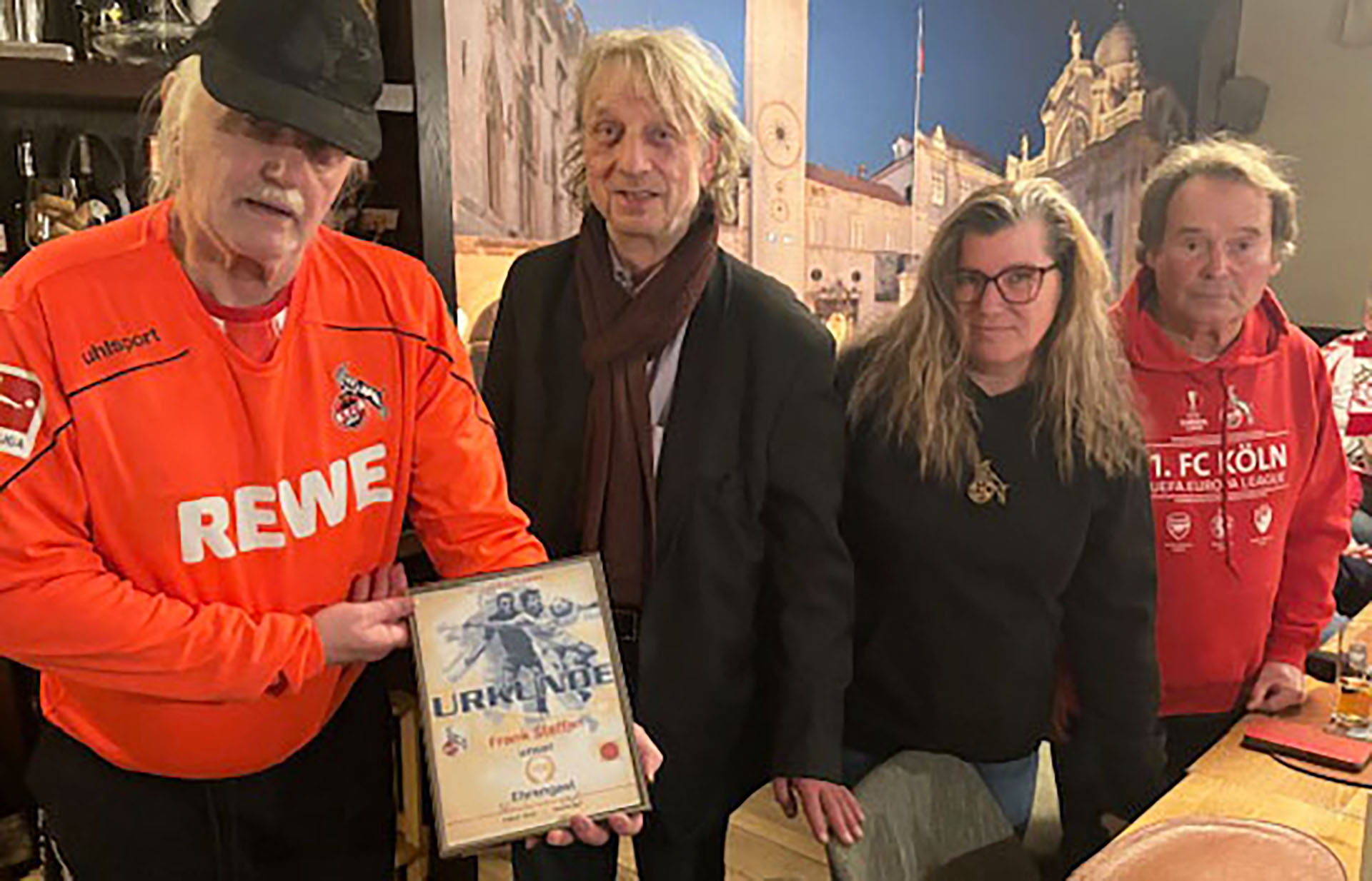 Fanclub-Vorsitzender Günter Henk (l.) und die zweite Vorsitzende Sandra Igel überreichten dem 100. Ehrengast Frank Steffan eine Urkunde. Foto: Reiner Züll/pp/Agentur Profipress