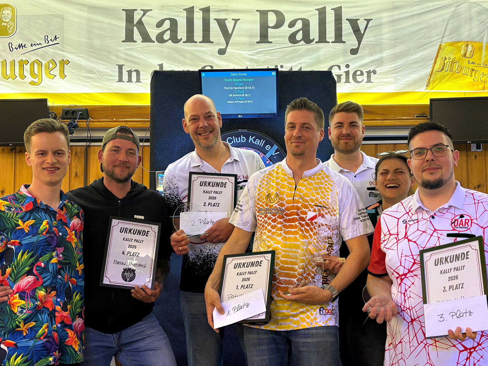 Das Siegerfoto von links: Moderator Marvin Vollmer, Markus Rheindorf (Platz vier), Oliver Schrick (Platz zwei), Turniersieger Patrick Neufend, Jan Purat und Nadja Sauerbier (Turnierleitung) und der Drittplatzierte Adrian Hoffmann vom DC Stotzheim. Foto: Reiner Züll/pp/Agentur ProfiPress