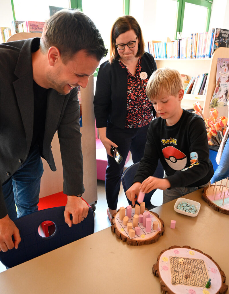 Besonders die nachhaltigen Spielsets taten es Bürgermeister Michael Fingel an. Im Hintergrund: Schulleiterin Sonja Daniels. Foto: Henri Grüger/pp/Agentur ProfiPress
