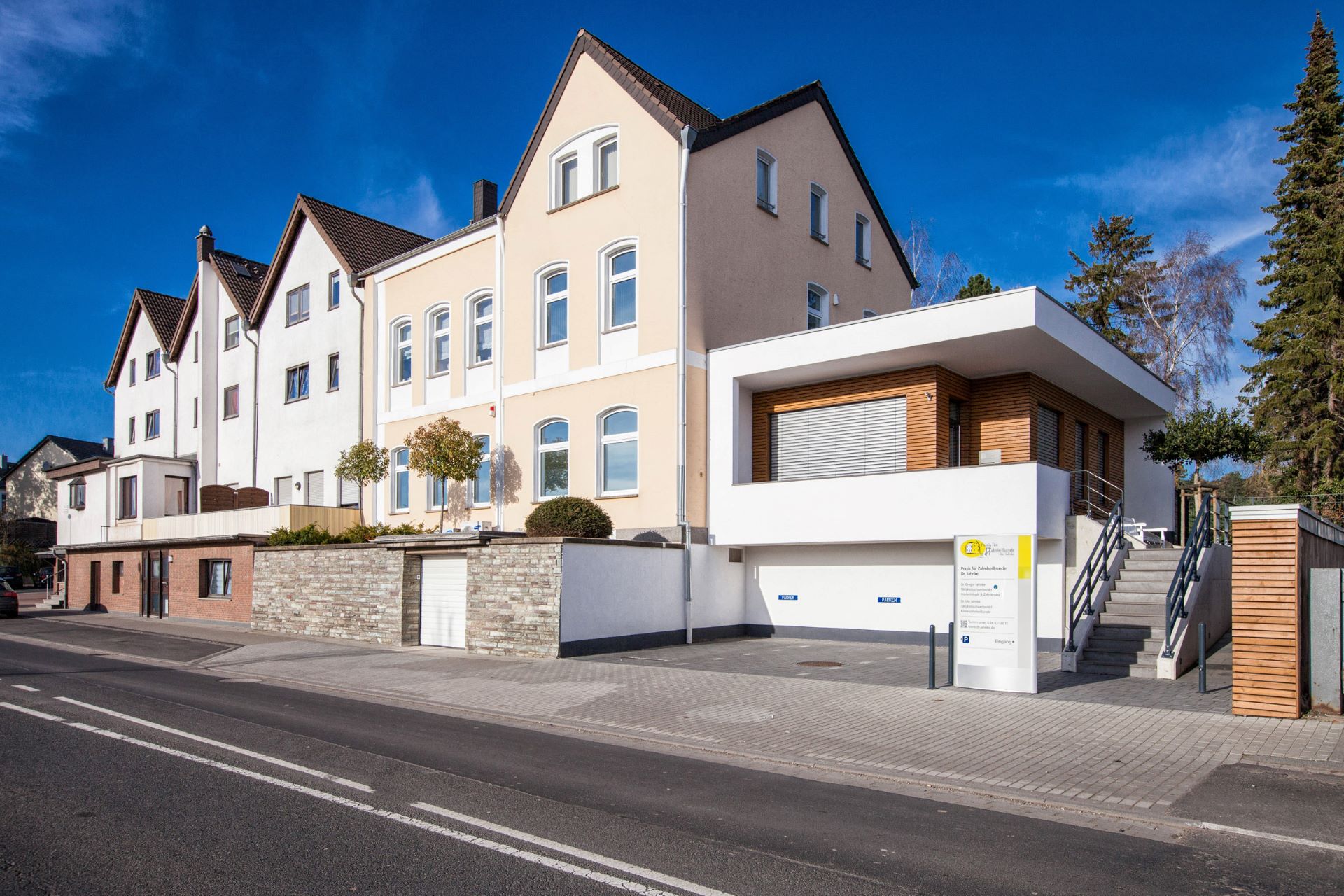 Die Praxis wurde umfassend renoviert und umgestaltet, inzwischen sind dort knapp 40 Mitarbeiter beschäftigt, darunter drei angestellte Zahnärzte und fünf Zahntechniker. Foto: Privat/pp/Agentur ProfiPress