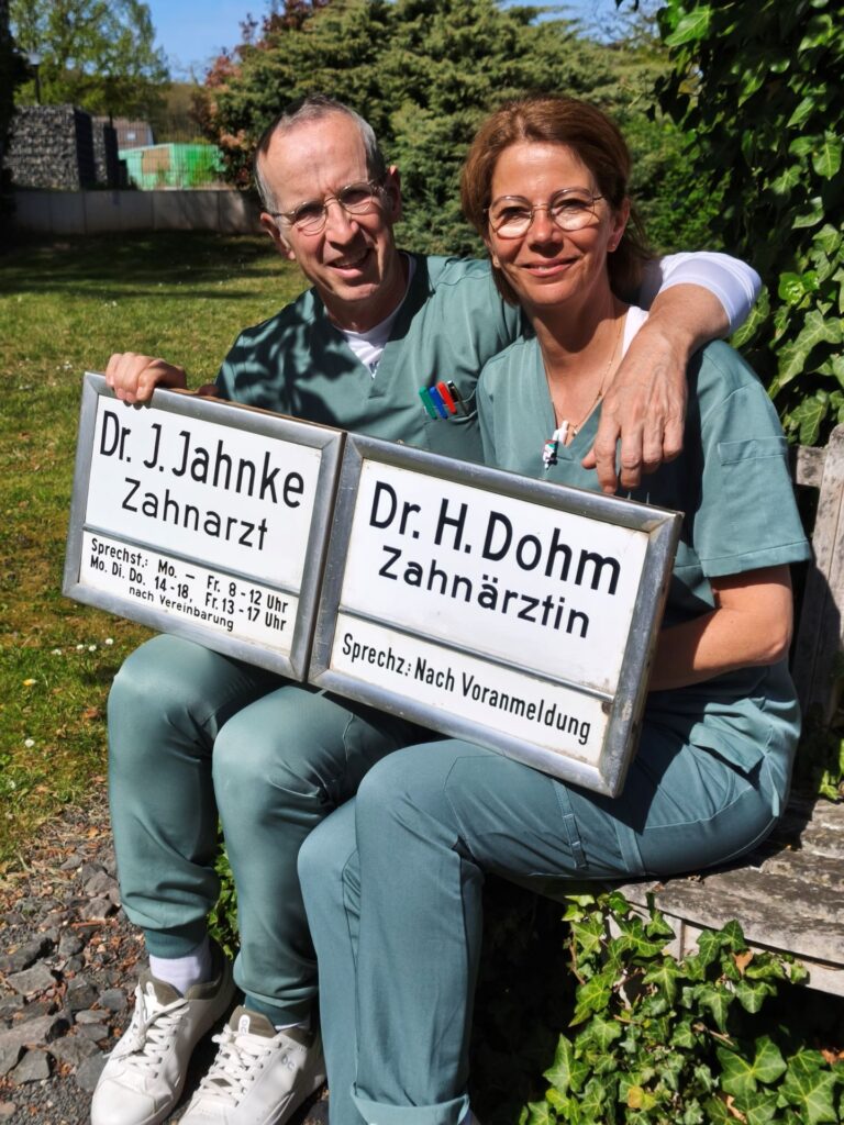 Das alte Praxisschild gibt es noch: Ehepaar Dr. Ute und Dr. Gregor Jahnke im Garten – zufällig unter demselben Kirschbaum, unter dem auch ihre Vorgänger fürs Foto posierten. Kerstin Rottland/pp/Agentur ProfiPress