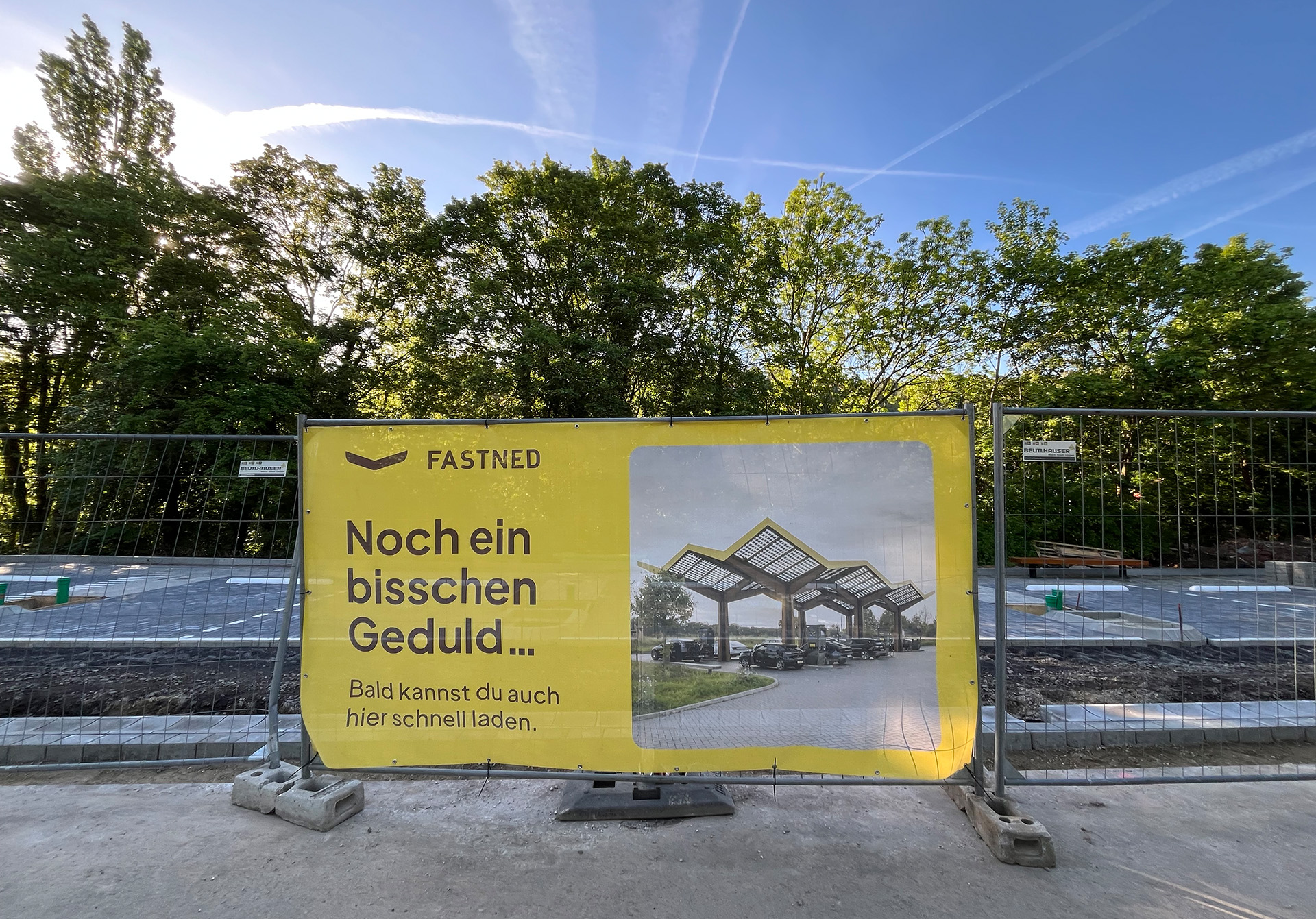 Banner Baustelle Fastned Kommern 26 Die Firma Fastned baut am Kommerner Mühlensee (B266/B477) eine neue Schnellladestation für E-Autos. Foto: Ronald Larmann/pp/Agentur ProfiPress