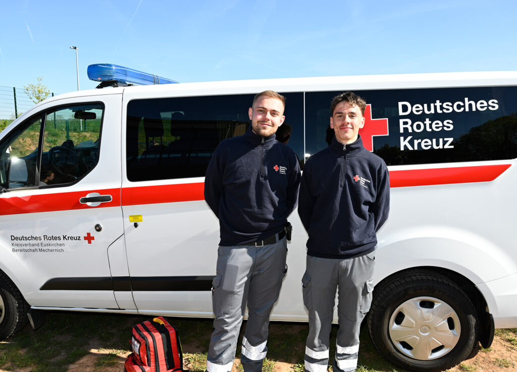 Jona Bel (l.) und Florian Jungmann von der Mechernicher Ortsgruppe des Roten Kreuz im Kreis Euskirchen sorgten für die Gesundheit der Anwesenden. Foto: Henri Grüger/pp/Agentur ProfiPress
