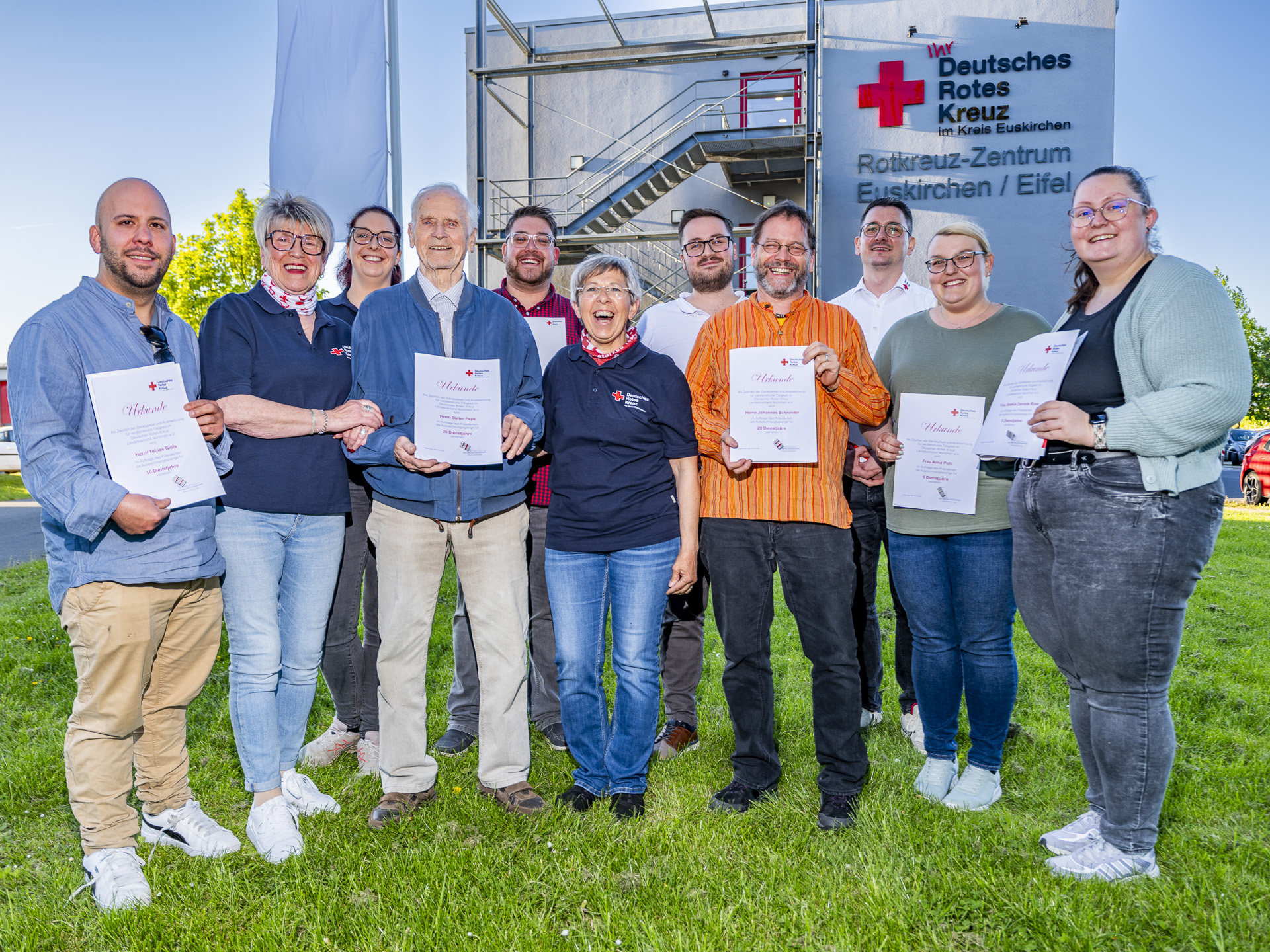 Strahlende Gesichter bei Verantwortlichen und Geehrten des DRK-Ortsvereins Euskirchen: Tobias Giels (v.l.), Edeltraud Engelen, Vanessa Siebertz, Dieter Pape, Timo Siebert, Angelika Gräber-Stupp, Angelo Rosenfeld, Johannes Schneider, Daniel Heinz, Alina Pohl und Saskia Daniela Rose. Foto: Ronald Larmann/pp/Agentur ProfiPress