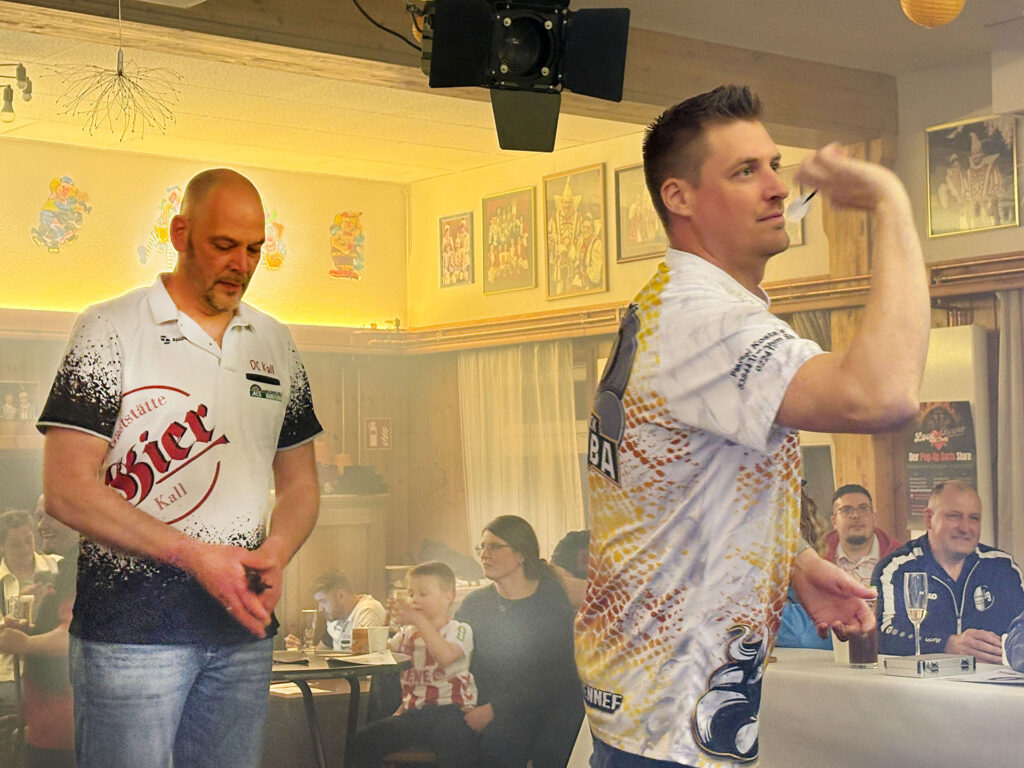 An zwei Samstagen flogen im Kally Pally die Darts-Pfeile. 96 „Pfeilartisten“ aus dem ganzen Kreis Euskirchen hatten an dem Turnier des DC Kall teilgenommen. Foto: Reiner Züll/pp/Agentur ProfiPress