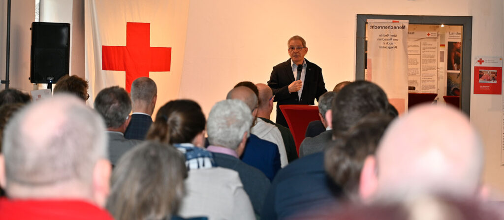 Den Abend eröffnete unter anderem Dr. Michael Dreuw, Vizepräsident des DRK-Landesverbandes Nordrhein. Foto: Henri Grüger/pp/Agentur ProfiPress