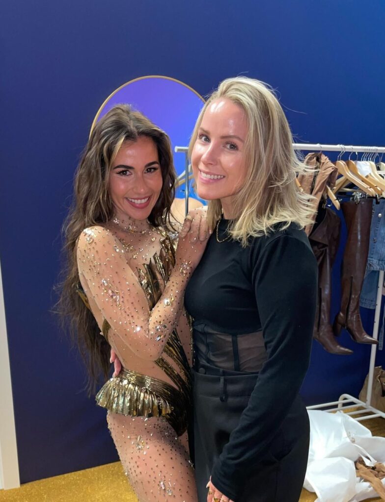 Zweimal rheinisches „Fire“ für den ESC: „Ich habe Sarah erst vor kurzem kennengelernt“, erzählt Vocalcoach und Eva Becker aus Mechernich. Die Sängerin, die am Samstagabend für Deutschland beim ESC in Wien antritt, stammt aus Köln. Foto: Privat/Jasmin Dellmann/pp/Agentur ProfiPress