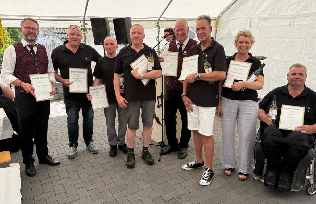 Im Rahmen des 70-jährigen Jubiläums ehrte der Musikverein St. Martin Eicks langjährige und verdiente Mitglieder für ihr Engagement in der Amateurmusik. Von links: Stephan Hüllenkrämer, Franz-Josef Lux, Klaus Lux, Karl Lux, Erwin Contemprée, Frank Müller, Diana Klinkhammer und Rudolf Voissel. Alle erhielten die Goldene Ehrennadel des Volksmusikerbundes, Stephan Hüllenkrämer zudem die Dirigentennadel in Gold und Diana Klinkhammer und Karl Lux die Landesehrenmedaille. Foto: Tanja Hüllenkrämer/pp/Agentur ProfiPress