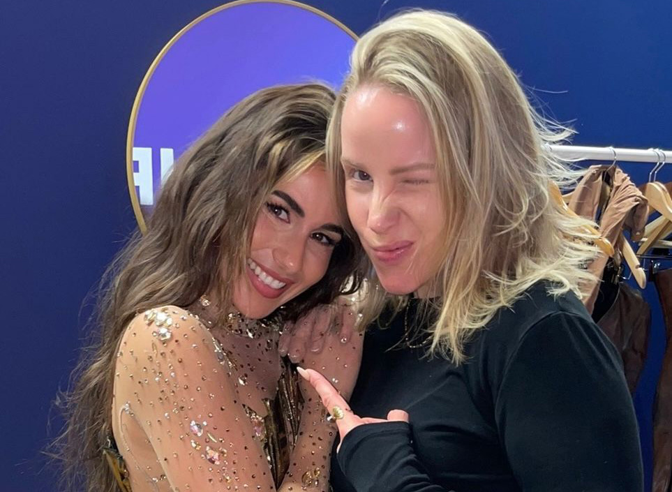 Professionelle Unterstützung aus Mechernich: Beim ESC-Auftritt von Sarah Engels war Eva Becker unter anderem für deren Stimme verantwortlich. In den zwölf Tagen hätten sie sich super verstanden. Foto: Privat/Jasmin Dellmann/pp/Agentur ProfiPress