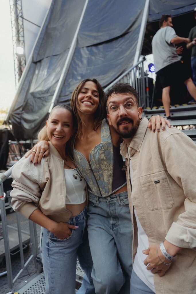 Sänger Nico Gomez hatte Sarah Engels die Mechernicherin Eva Becker als Vocalcoach und Backing für den ESC empfohlen. Zuvor waren die beiden gemeinsam mit Schlagerstar Vanessa Mai (Mitte) auf Tour. Foto: Privat/pp/Agentur ProfiPress