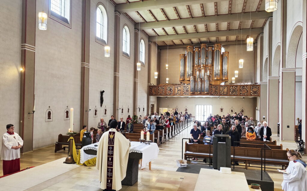 Die Heilige Messe am Muttertag in der Mechernicher Pfarrkirche St. Johannes Baptist war gut besucht. Sier wurde vom Familienmesskreis vorbereitet, von Pfarrer George Stephen Rayappan Packiam zelebriert und von Erik Arndt an Orgel und Klavier begleitet. Foto: Manfred Lang/pp/Agentur ProfiPress