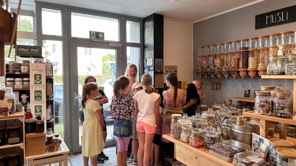 Im Unverpacktladen „Haferflöckchen“ dürfen kleine Verkaufsprofis sich ausprobieren und zur Belohnung selbst ein „Naschglas“ abfüllen. Foto: Henri Grüger/pp/Agentur ProfiPress