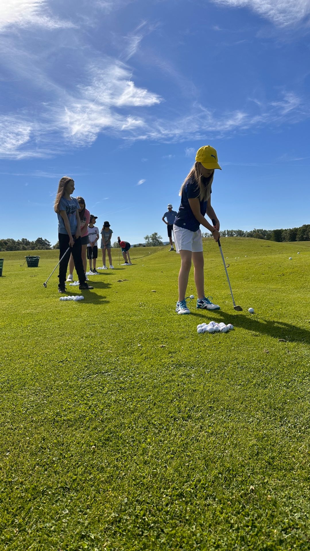 Zack, und drin! – Kids, die schon immer mal gern einen Golfschläger in der Hand halten wollten, haben dazu beim Ferienspaß im Sommer die Gelegenheit. Foto: Henri Grüger/pp/Agentur ProfiPress
