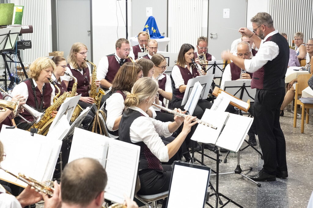 Für eine mitreißende musikalische Untermalung des Festakts zur Verleihung der Ehrenbürgerrechte an Bürgermeister Pierre Combes aus Mechernichs Partnerstadt Nyons sorgte der Musikverein Eicks unter der Leitung von Stephan Hüllenkrämer im September 2023. Foto: Ronald Larmann/pp/Agentur ProfiPress