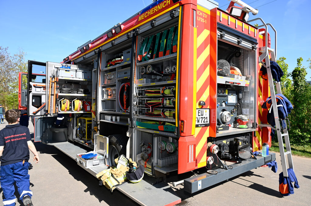 Die Mechernicher Jugendfeuerwehr und die Löschgruppe Bleibuir waren mit einem beeindruckenden Einsatzfahrzeug vor Ort, das viele neugierige Blicke auf sich zog. Foto: Henri Grüger/pp/Agentur ProfiPress