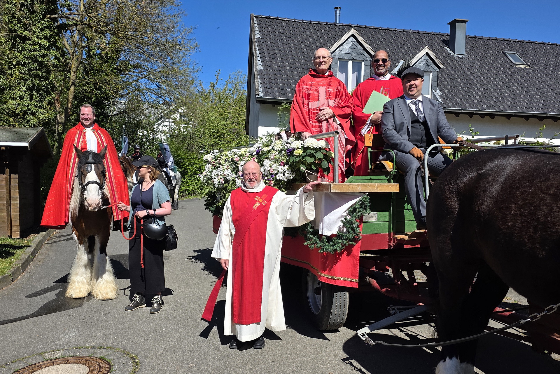 Pfarrer Thomas Schlütter auf Tinker „Jojo“ mit Pastoralreferentin Linda Schmitt-Thees (v.l.), Diakon Manfred Lang, Subsidiar Felix Dörpinghaus, der indische Pfarrer Dr. Shaji Thomas Manikulam von der Communio in Christo in Mechernich und Kutscher Kai Simon vom „Lindenhof“. Foto: Ralf Claßen/pp/Agentur ProfiPress