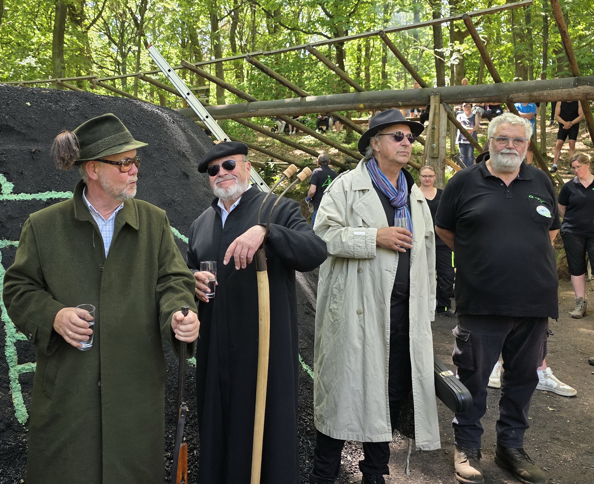 Die „Eifel-Gäng“ mit (v.l.) Ralf Kramp, Manni Lang und Günter Hochgürtel neben Oberköhler Gerd Linden (ganz rechts) beim spektakulären Entzünden des Düttlinger Holzkohlenmeilers. Foto: Privat/pp/Agentur ProfiPress