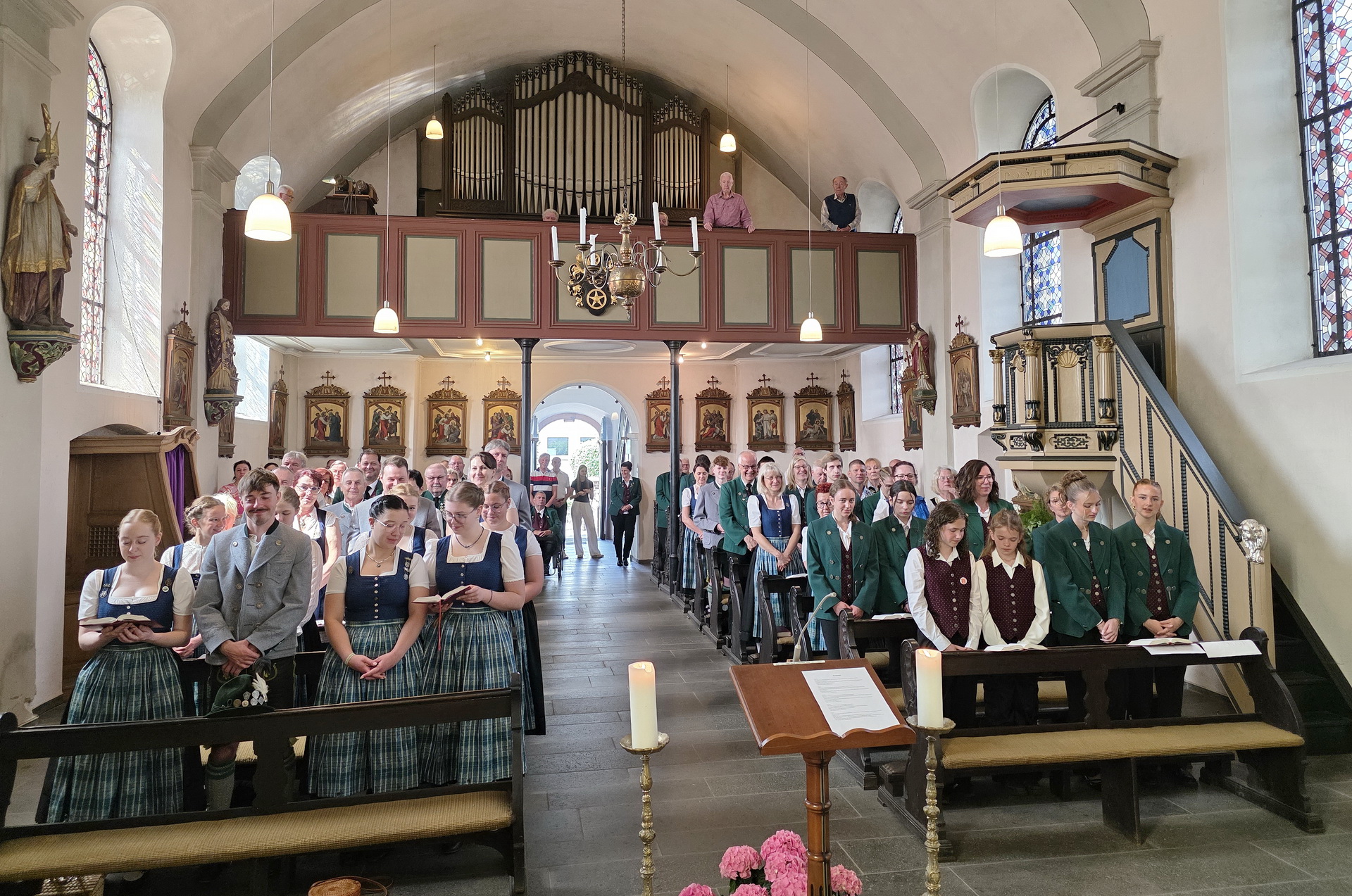 Mit einem festlichen Wortgottesdienst in der Pfarrkirche St. Martin begann das Jubiläum des Musikvereins Eicks. Gemeinsam mit Diakon Manfred Lang feierten Musikerinnen, Musiker und zahlreiche Gäste 70 Jahre gelebte Gemeinschaft und Musiktradition im Dorf, darunter auch der Trachtenverein Neuötting. Foto: Manfred Lang/pp/Agentur ProfiPress