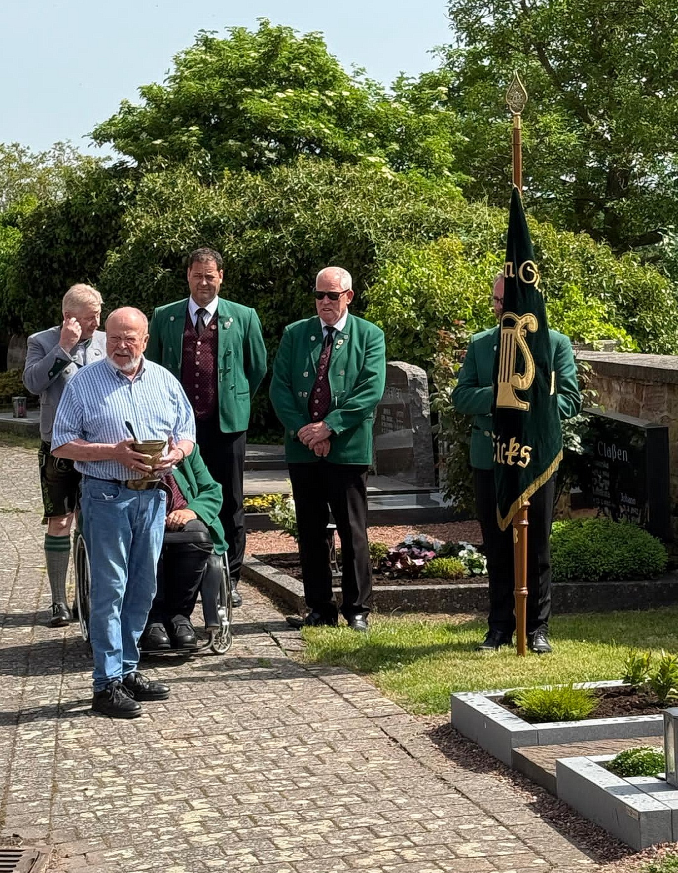 Nach dem Festgottesdienst segnete Diakon Manfred Lang auf dem Friedhof auch die Vereinsfahne und das Grab des verstorbenen Ehren-Vorsitzenden Manfred Voissel. Foto: Tanja Hüllenkrämer/pp/Agentur ProfiPress