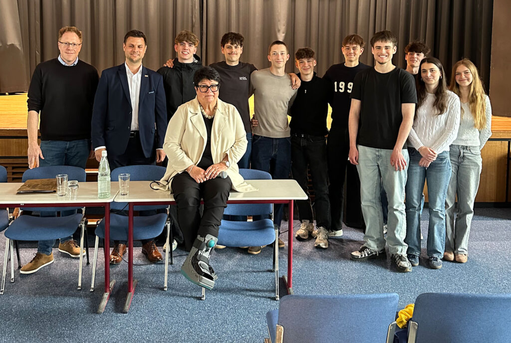 Sabine Verheyen (v.), erste Vizepräsidentin des Europäischen Parlaments, diskutierte am Mechernicher Gymnasium Am Turmhof mit Schülerinnen und Schülern über die Europäische Union. Mit dabei waren auch Politiklehrer Bernhard Karst (l.) und der Mechernicher Bürgermeister Michael Fingel (2. v. l.). Foto: Henri Grüger/pp/Agentur ProfiPress