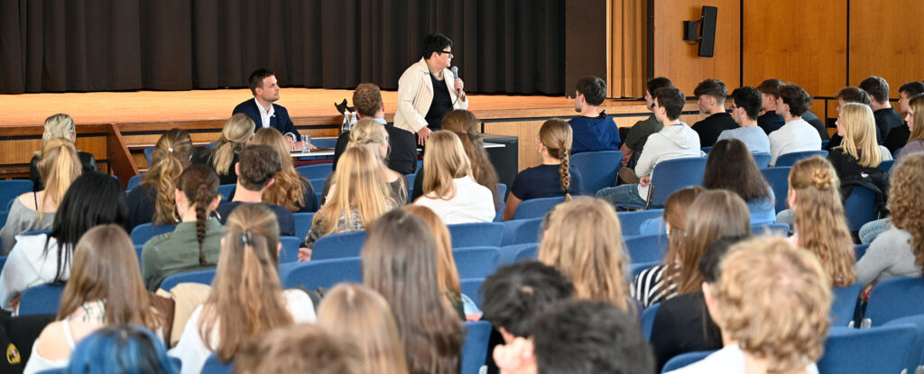 Die Aula war gefüllt mit vielen neugierigen Jugendlichen. Foto: Henri Grüger/pp/Agentur ProfiPress