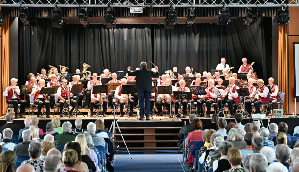 Das Ü50-Blasorchester der Eifel begeisterte beim Frühlingskonzert in der Aula des Mechernicher Gymnasiums Am Turmhof. Foto: Cedric Arndt/pp/Agentur ProfiPress