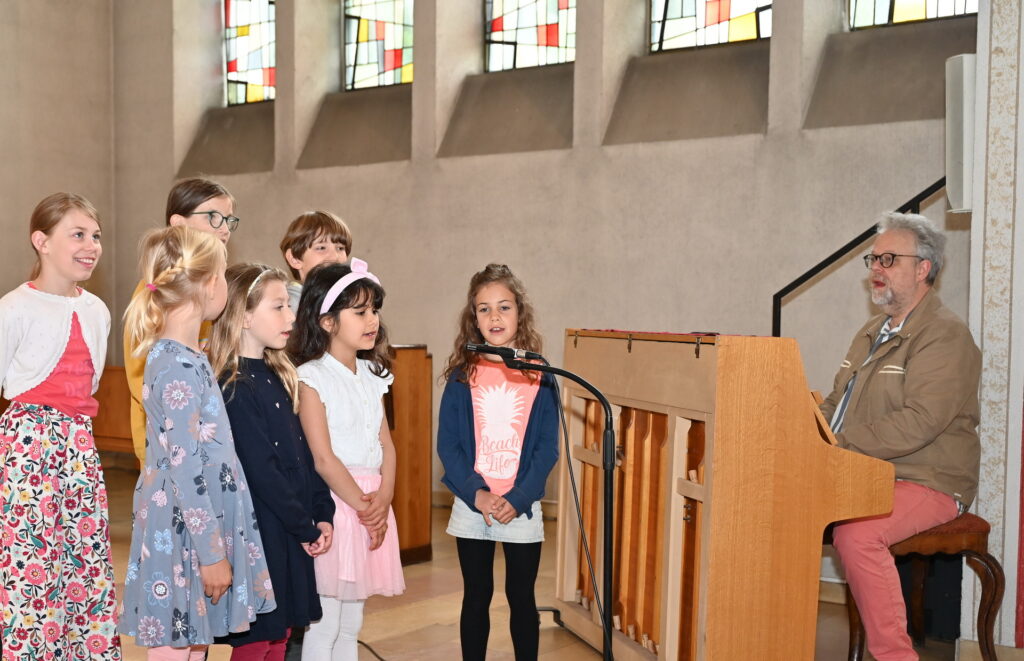 Elisas erzählte die Geschichte eines jungen Mannes, der sich mit seiner Familie entzweit hatte. Doch die signalisierte ihm mit weißen Bändern im Apfelbaum, dass er in Frieden wieder willkommen sei. Der Kinderchor sang dazu „Alle Knospen springen auf“. Foto: Manfred Lang/pp/Agentur ProfiPress