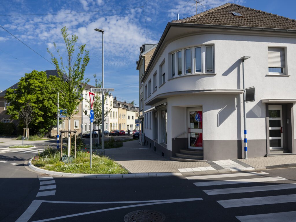 Seit 25 Jahren ist der DRK-Kleiderladen an der Münstereifeler Straße, Ecke Gottfried-Kinkel-Straße beheimatet. Dort gibt es nicht nur günstige Kleidung, sondern auch immer ein offenes Ohr. Foto: Ronald Larmann/pp/Agentur ProfiPress