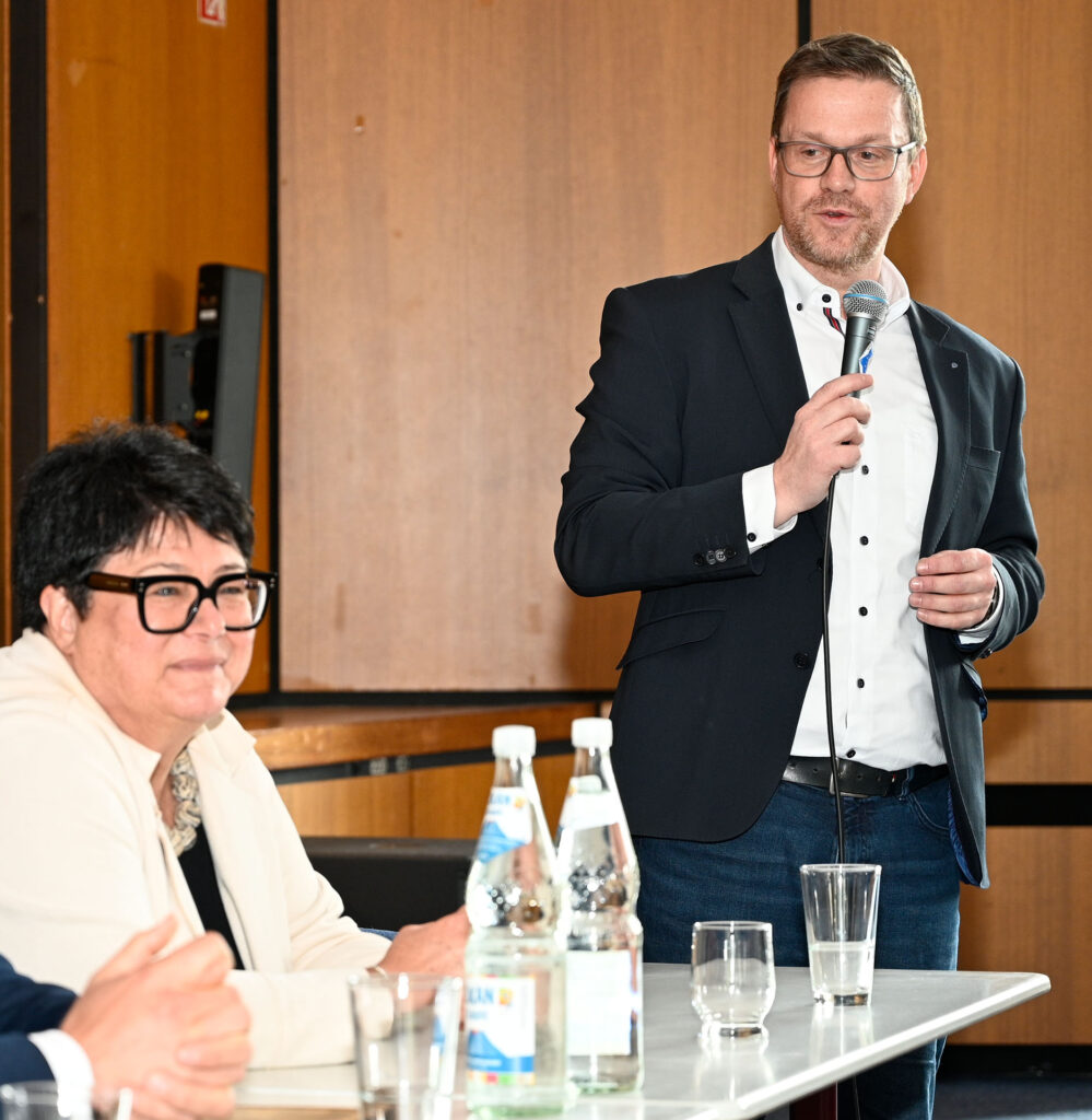 Schulleiter Micha Kreitz ermunterte die Jugendlichen, die Gelegenheit zu nutzen, um Fragen zu stellen und mitzudiskutieren. Foto: Henri Grüger/pp/Agentur ProfiPress