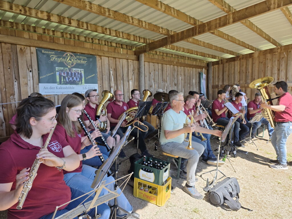Mit Märschen, Kirchenliedern und bunter Unterhaltungsmusik gefiel der Musikverein Kallmuth unter der Leitung von Martin Stoffels (r.) beim Ritt, während der Heiligen Messe und hier beim weltlichen Teil der Feierlichkeiten auf der Festwiese. Foto: Manfred Lang/pp/Agentur ProfiPress