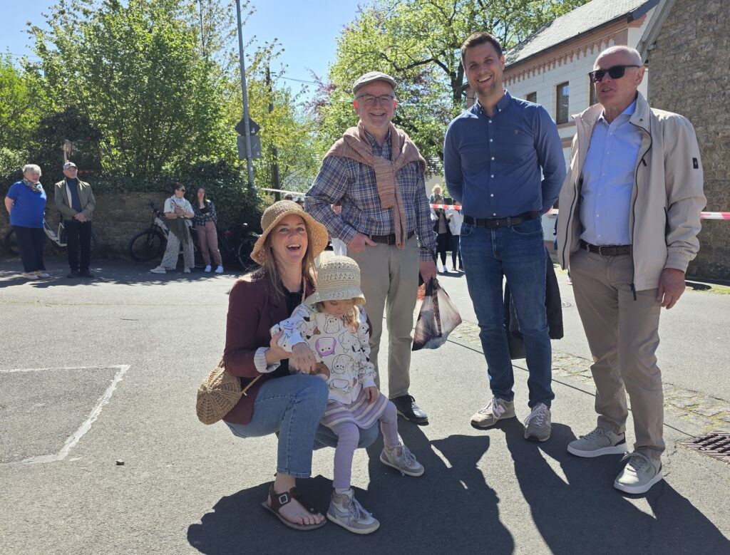 Honoratioren am Rande: Der aus Kalenberg stammende stellvertretende Landrat Ralf Claßen, Mechernichs erster Bürger Michael Fingel, Gerhard Mayr-Reineke, der Vorsitzende des Wallfahrtsausschusses Kallmuth, Bürgermeistergattin Andrea Fingel und Töchterchen Maleen, links im Hintergrund Johannes Seidenfaden und Ehefrau, der jahrzehntelang den Sakramentenwagen zusammen mit Heinz Rosemann im Sattel gefahren hat. Foto: Manfred Lang/pp/Agentur ProfiPress     