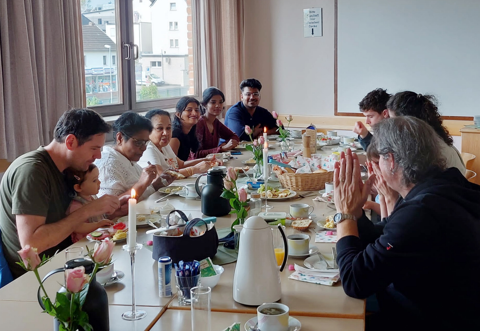 Bereits morgens hatte der Familienmesskreis zum Muttertagsfrühstück ins Johanneshaus eingeladen. Etwa 30 Frauen aus dem Mechernicher Seniorenclub, indische Schwesternschülerinnen sowie Familien mit Kindern nahmen teil. „Ein sehr harmonischer Start in den Muttertag“, so Agnes Peters, eine der Organisatorinnen. Foto: Privat/pp/Agentur ProfiPress