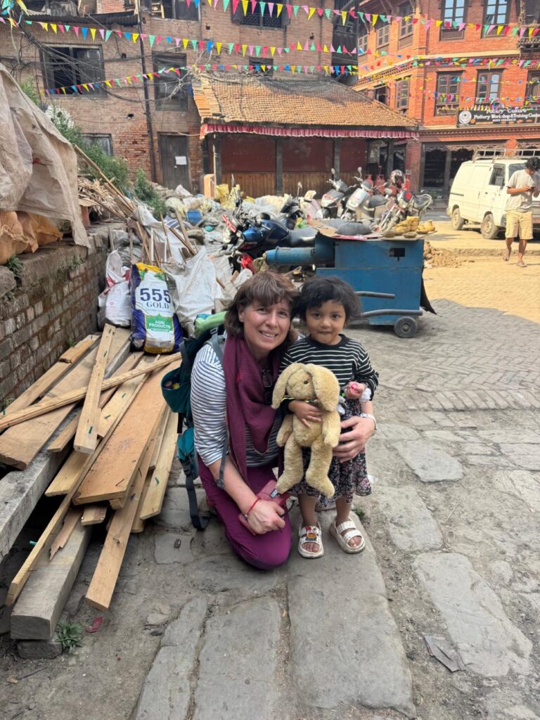 Auch in diesem Jahr reiste Lehrerin Catherine Hofstetter, die das Projekt seit vielen Jahren begleitet, privat und auf eigene Kosten in den Himalaya-Staat, um die gesammelten Spenden persönlich direkt vor Ort zu übergeben. Foto: Privat/Catherine Hofstetter/pp/Agentur ProfiPress