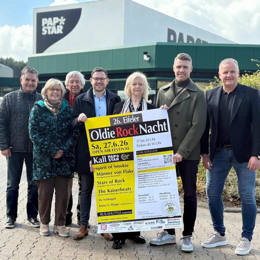 Mit dem neuen Titel „Oldie-Rock-Nacht“, aber noch ohne einen Hinweis auf die Überraschungsband „Cat Ballou“, präsentierte die Hilfsgruppe Eifel mit Bürgermeister Emmanuel Kunz (4. v. l.) und der PAPSTAR GmbH das Plakat zur 26. Oldienacht. Foto: Reiner Züll/pp/Agentur Profipress