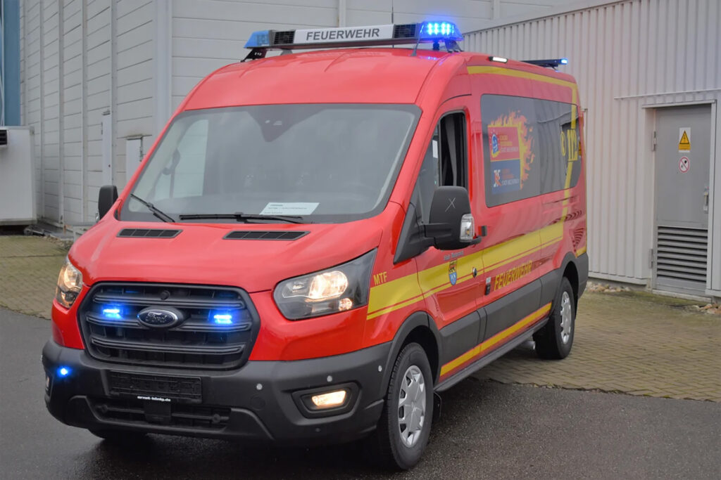 Künftig verstärkt ein neues Mannschaftstransportfahrzeug den Fuhrpark der Mechernicher Feuerwehr. Screenshot: Henri Grüger/Ernst+König/pp/Agentur ProfiPress