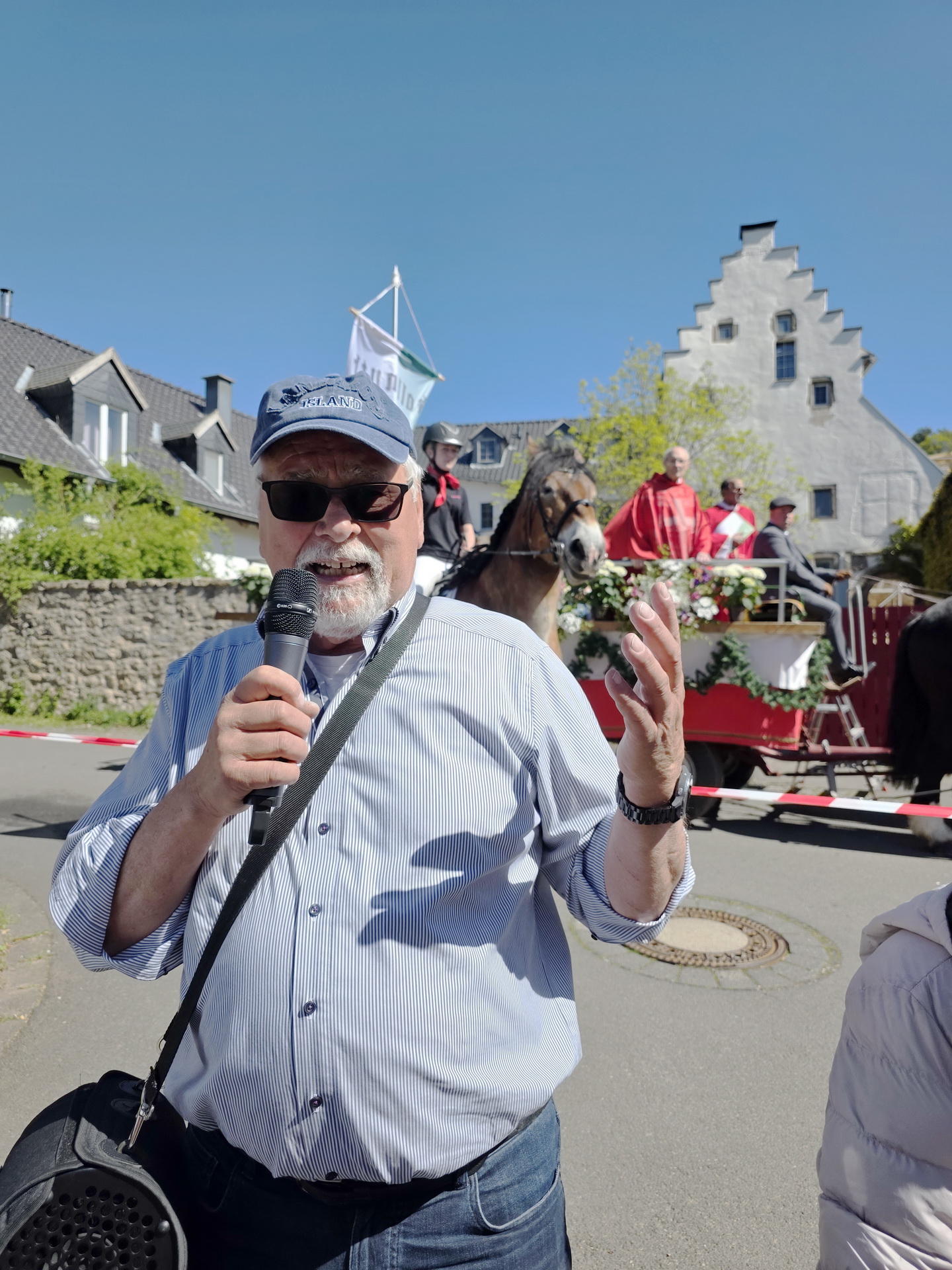 Der Kallmuther Ortsbürgermeister Robert Ohlerth gab das Startsignal zum 72. Sankt-Georgs-Ritt von der Burg innerorts zum Georgspütz zwischen Vollem und Urfey. Foto: Manfred Lang/pp/Agentur ProfiPress