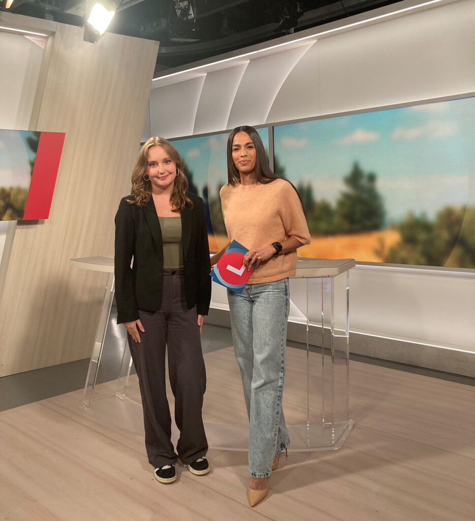 Junior-Smile-Patin Sina Malcherek (l.) und Moderatorin Jennifer Jeromin im WDR-Studio des Lokalzeit aus Aachen. Foto: Gesamtschule Mechernich/pp/Agentur ProfiPress