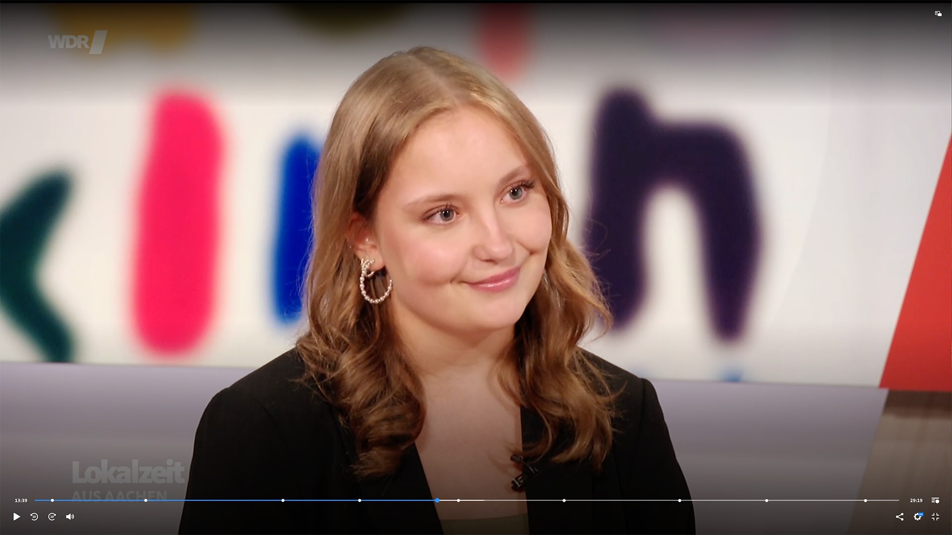 Sina Malcherek berichtete in der Lokalzeit aus Aachen des WDR über ihr wichtiges Ehrenamt als „Junior-Smile-Sprachpatin“ an der Mechernicher Gesamtschule. Dabei trifft sie sich mit einem Mädchen aus Ukraine und hilft ihr dabei, Deutsch zu lernen und Vertrauen zu fassen. Screenshot: Henri Grüger/pp/Agentur ProfiPress