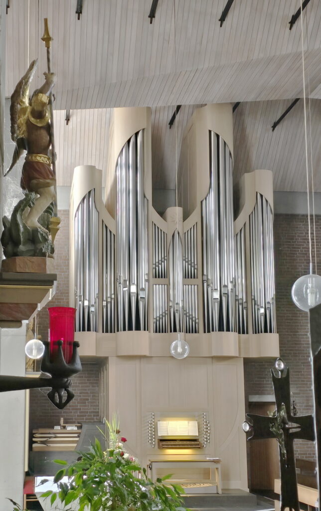 Die Seifert-Orgel in St. Michael Großbüllesheim ist ein Instrument von bemerkenswerter Eigenart – nicht monumental in ihrem Äußeren, aber von durchdachter Klangarchitektur. 2011 von der Orgelbauwerkstatt Romanus Seifert & Sohn erbaut, vereint sie auf zwei Manualen und Pedal 31 Register mit rund 1.700 Pfeifen. Foto: Volker Prinz/pp/Agentur ProfiPress
