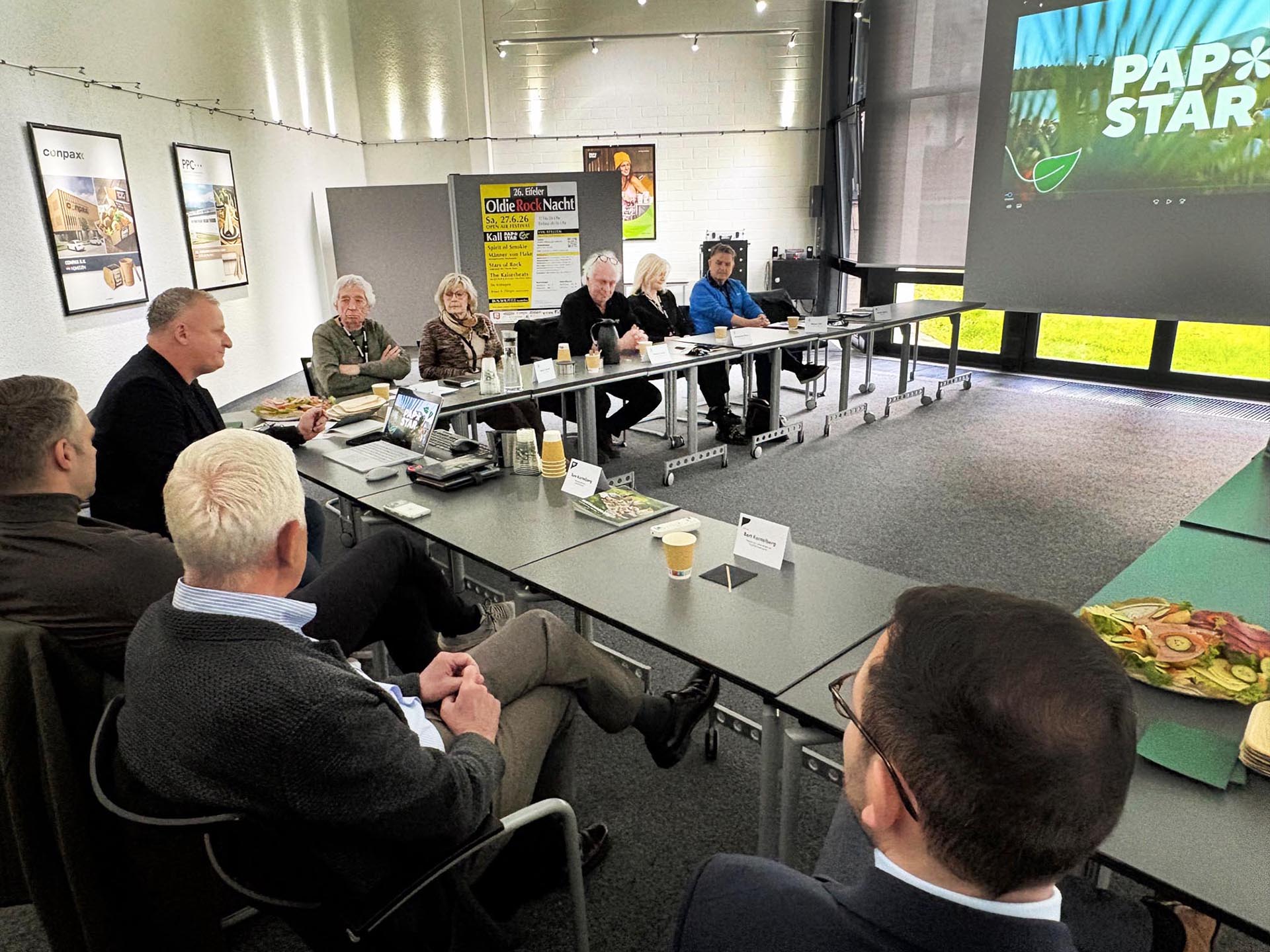 Als die Hilfsgruppe in einer Pressekonferenz bei der PAPSTAR GmbH das Musikprogramm vorstellte, war das Gastspiel von Cat Ballou noch ein Geheimnis: (v. l.) Bürgermeister Emmanuell Kunz, Bert Kantelberg und Tom Kantelberg sowie Bernd Born von der PAPSTAR GmbH sowie Willi und Kathi Greuel, Helmut Lanio, Margareta Ritter und Achim Liedke von der Hilfsgruppe Eifel. Foto: Reiner Züll /pp/Agentur Profipress