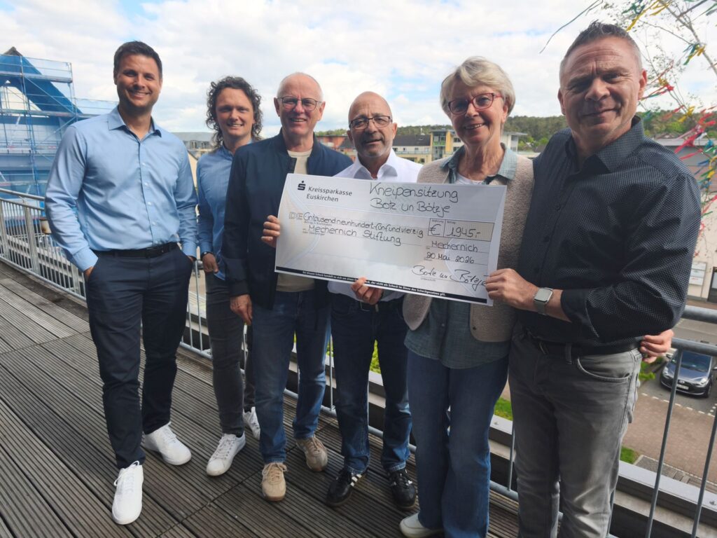 Jeck gefeiert und großzügig gespendet: 1.945 Euro aus der Mechernicher Kneipensitzung übergaben Hans-Dieter Hahn-Möseler (r.) und Rainer Krewinkel (3.v.r.) an Maria Jentgen, Ralf Claßen (3.v.l.) und Björn Schäfer (2.v.l.) von der Mechernich-Stiftung, im Beisein von Bürgermeister Michael Fingel. (l.) Foto: Kerstin Rottland/pp/Agentur ProfiPress